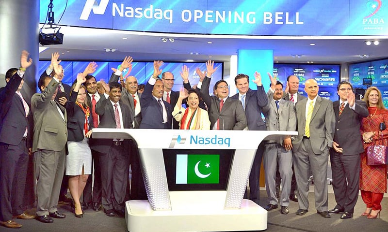 NEW YORK: Ambassador Maleeha Lodhi (C), along with members of the American business community, celebrates Pakistan Independence Day at Nasdaq on Friday after ringing the Opening Bell at Times Square.—APP