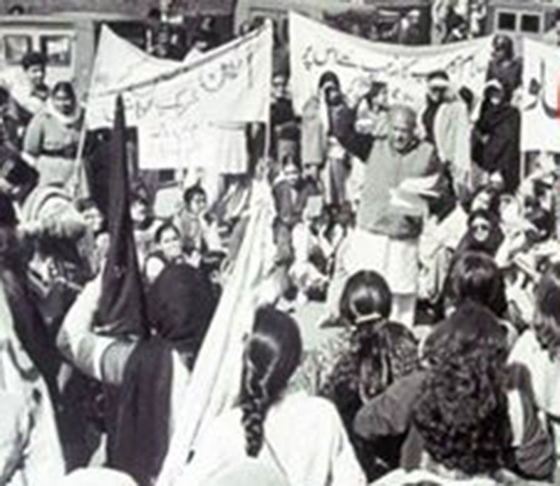 Revolutionary poet, Habib Jalib, reciting a poem at an MRD rally in Lahore (1983). He shouted: ‘Zulmat Ko Zia, Sar Sar Ko Saba, Banday Ko Khuda Kia Likhna …!’