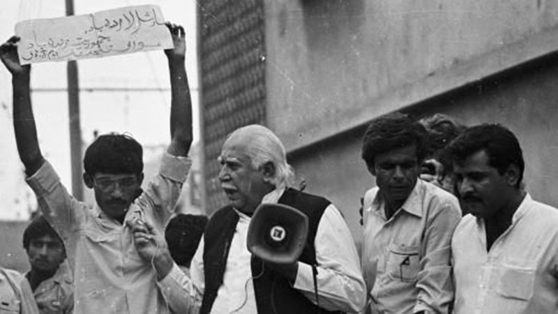 Ghous Baksh Bizenjo (a prominent MRD leader), speaking at a protest rally in Karachi’s Lyari area (1983).