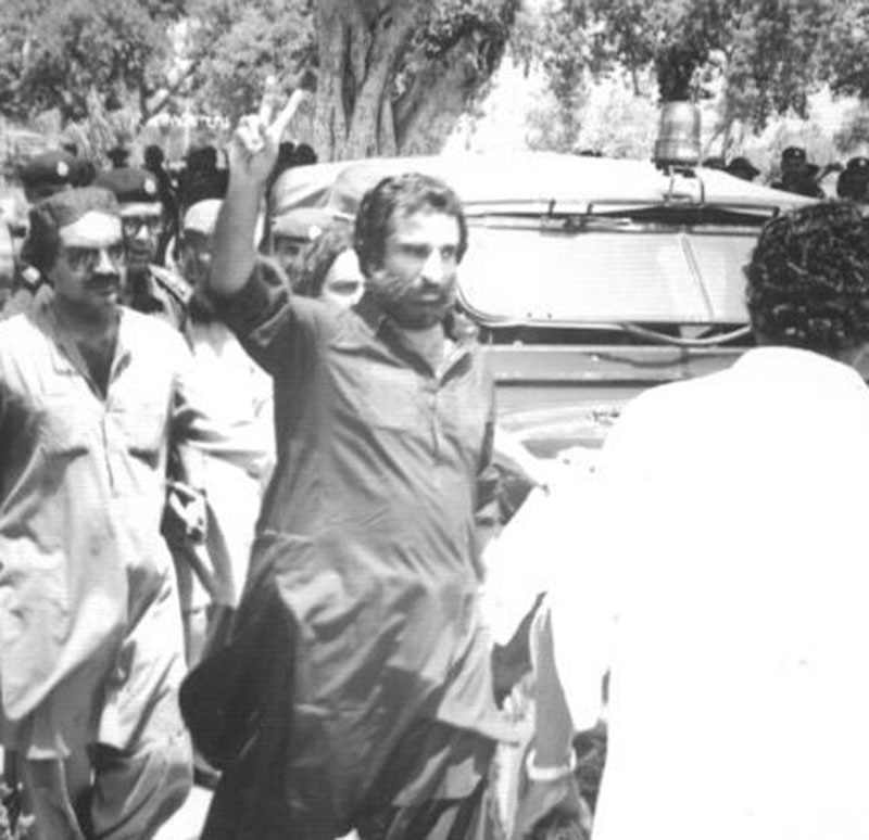 MRD activists court arrest in Sukkur (1983).