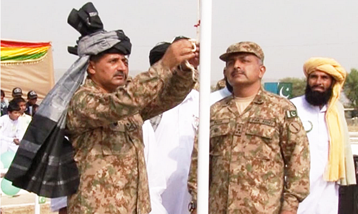 Chief Guest of the event Major General Numan Mehmood raised the Pakistan flag.