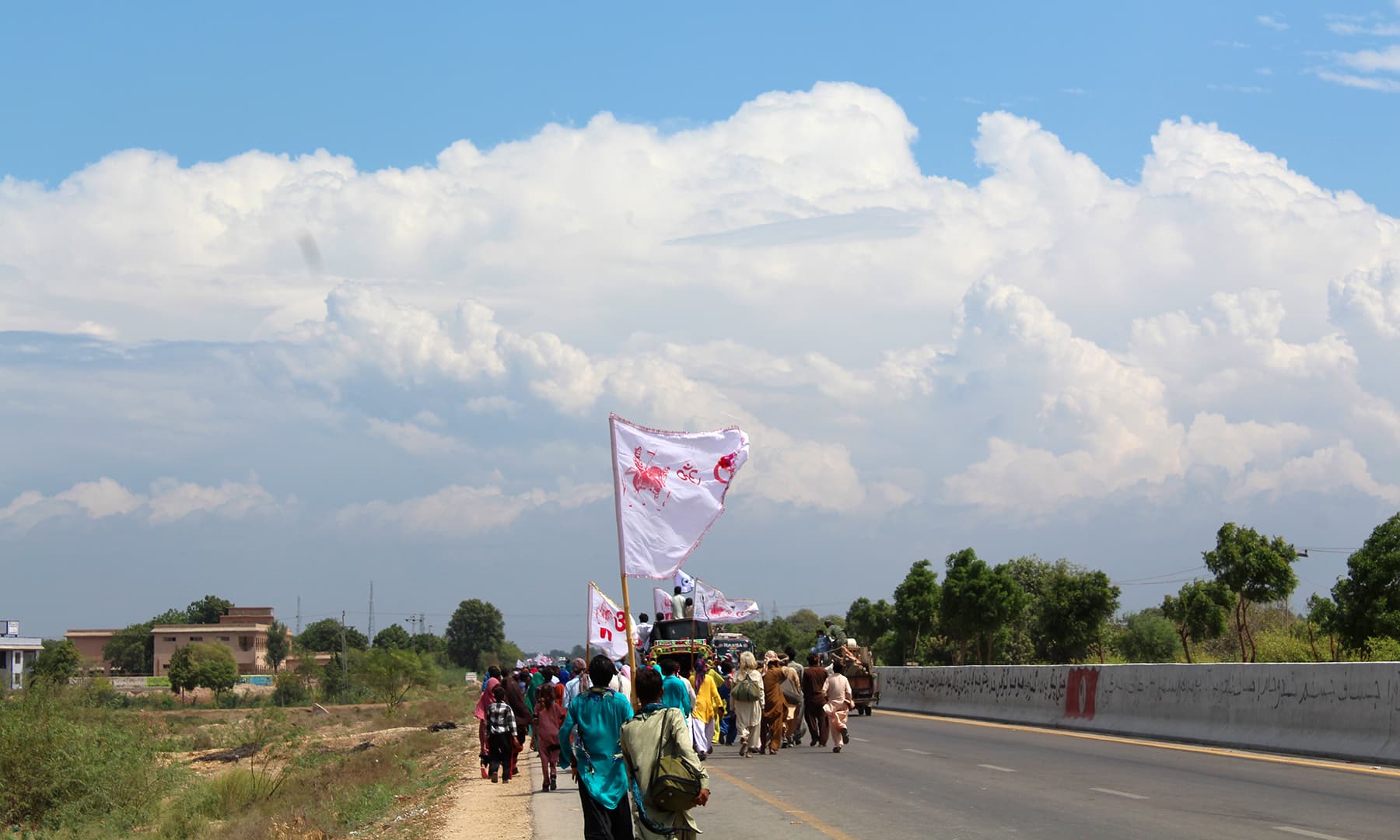 زائرین راما پیر کے میلے میں شرکت کے لیے پیدل جا رہے ہیں.