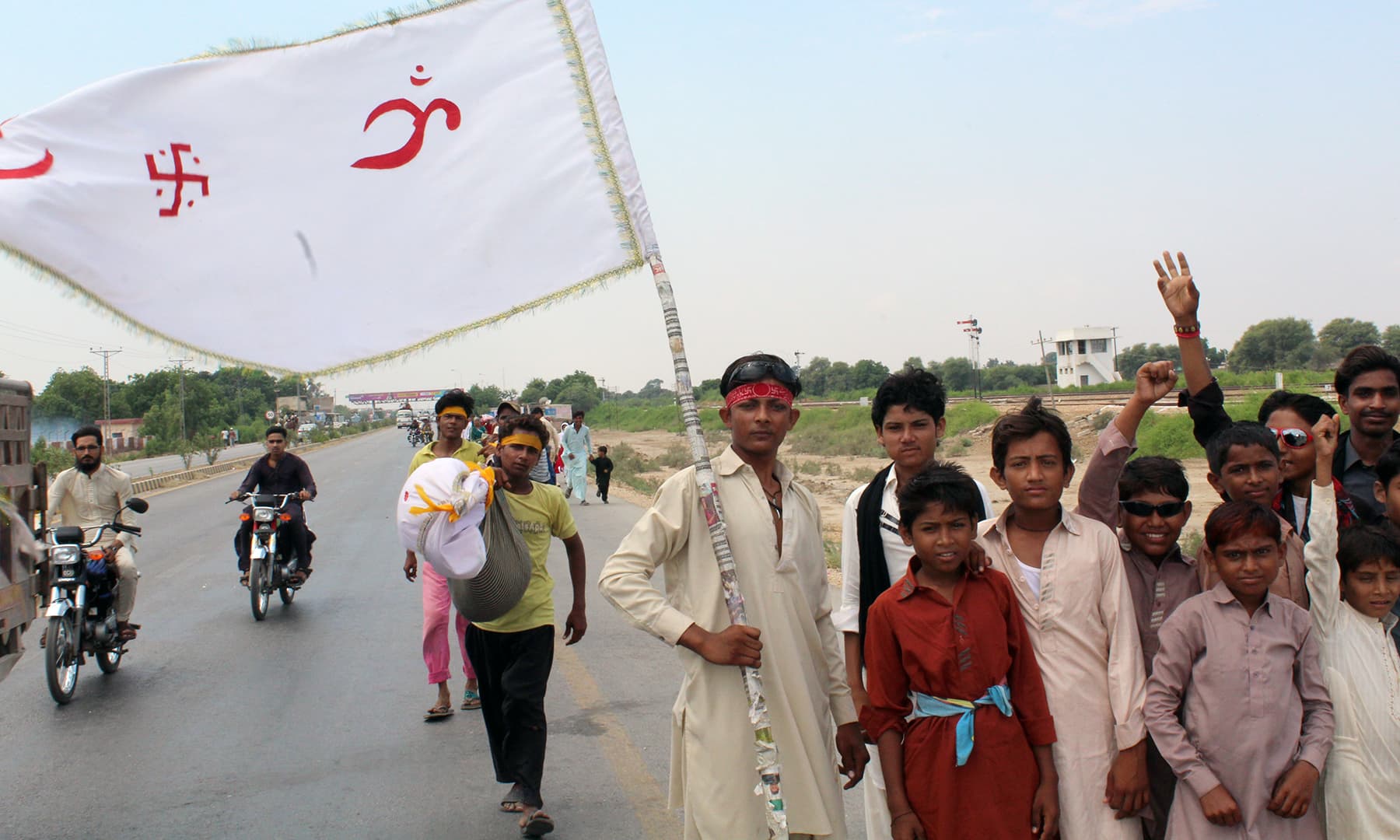 زائرین راما پیر کے میلے میں شرکت کے لیے پیدل جا رہے ہیں.