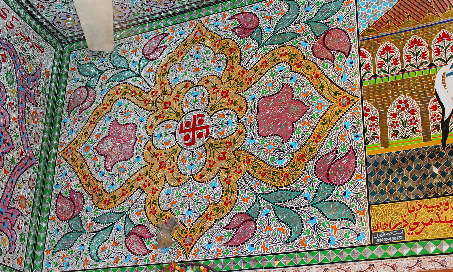 دیواروں پر رنگین شیشے کا خوبصورت کام کیا گیا ہے.