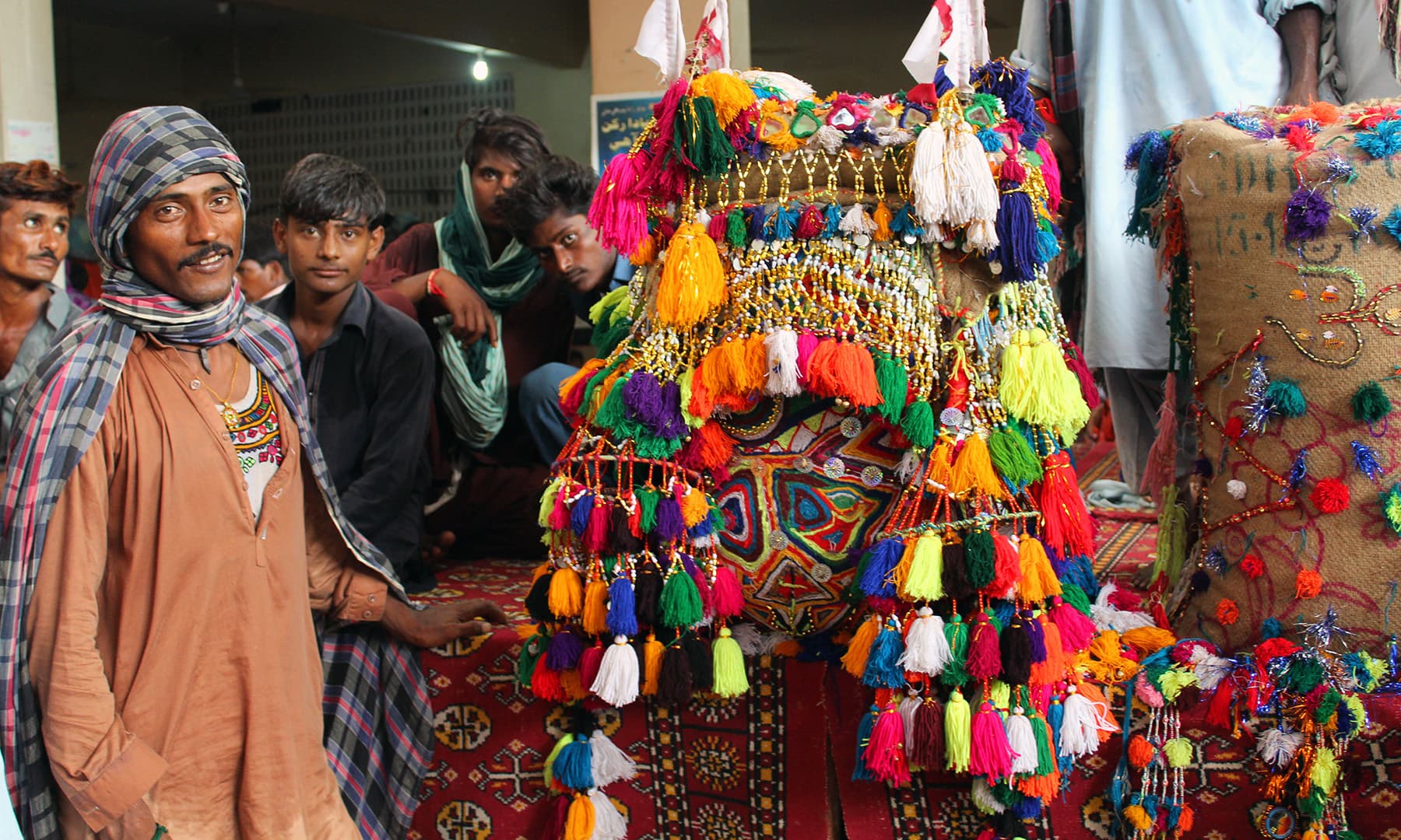 چڑھاوے کے لیے لائی جانے والی بوریوں کو خوب سجایا جاتا ہے.