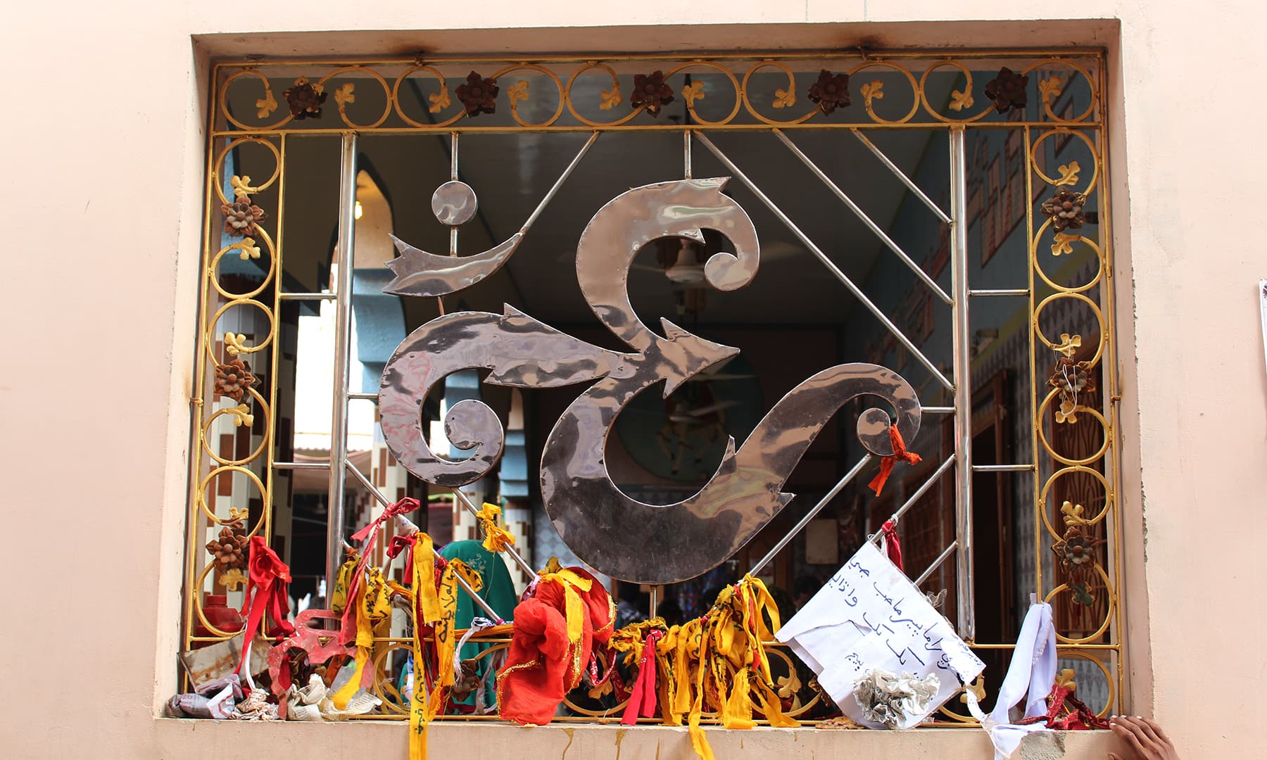 کھڑکی میں منت کے دھاگے باندھے گئے ہیں.