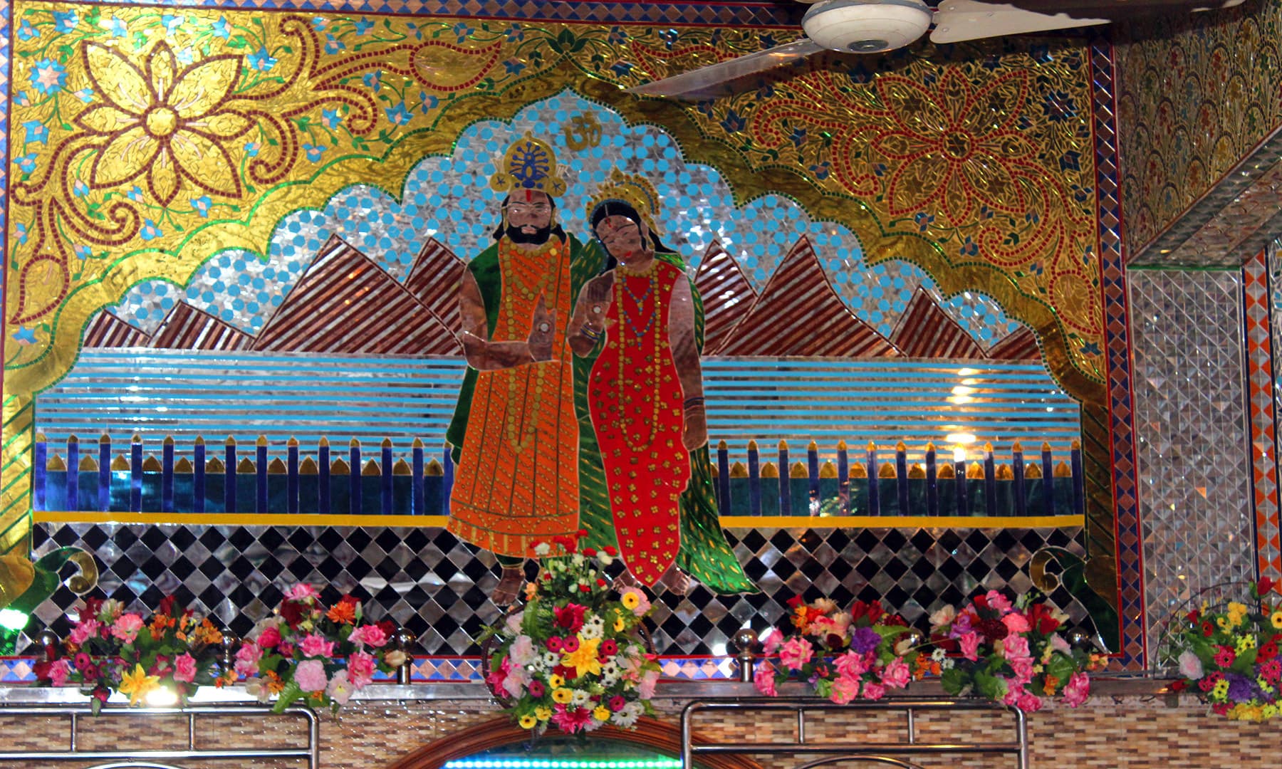 دیوار پر راما پیر اور ان کی اہلیہ کی تصویر کشی کی گئی ہے.