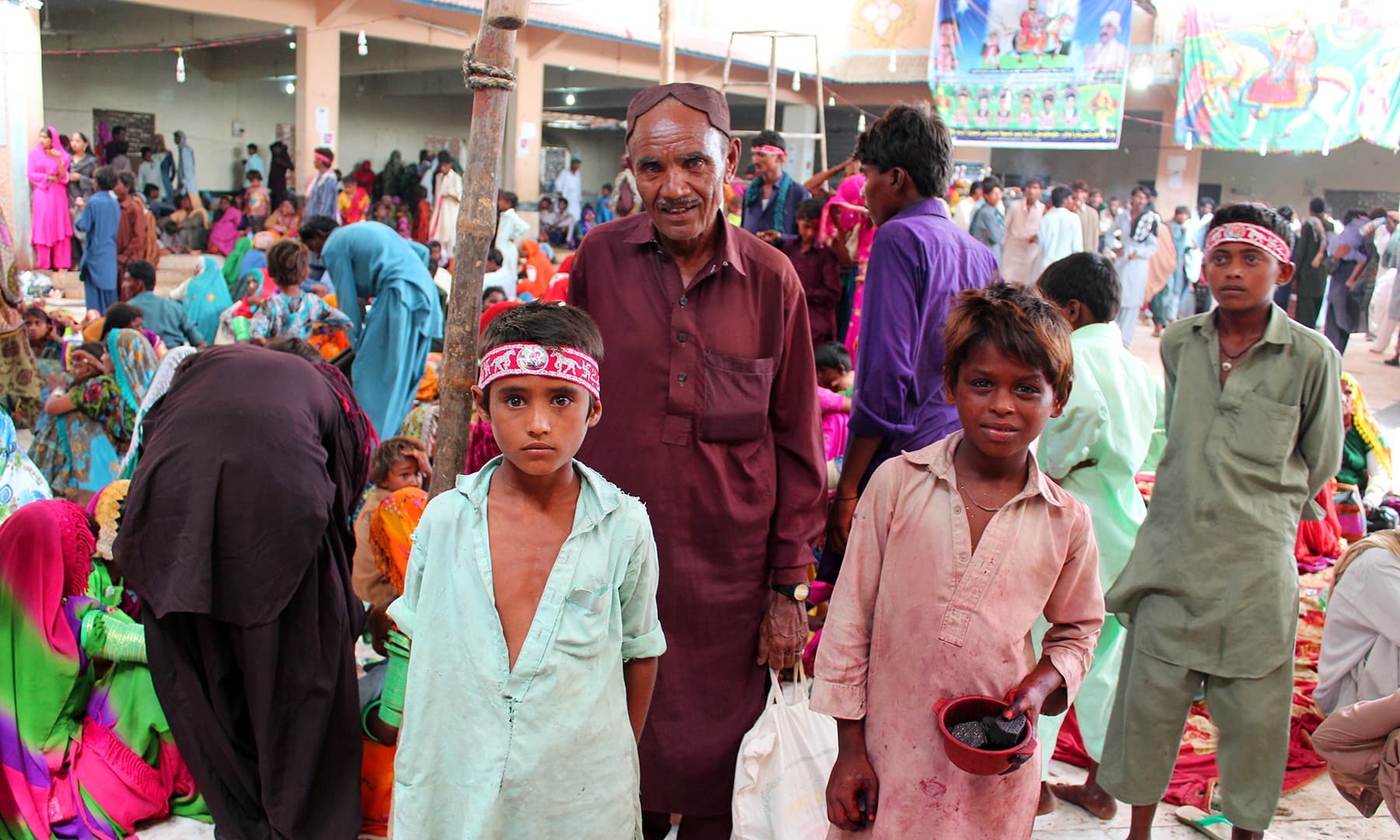 میلے میں بچے بھی کسی سے پیچھے نہیں رہتے.