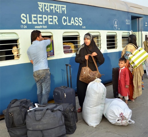 LAHORE: Passengers disembark from Samjhota Express after it was not allowed to enter India because of security concerns on Thursday.&mdash;Tariq Mahmood/White Star