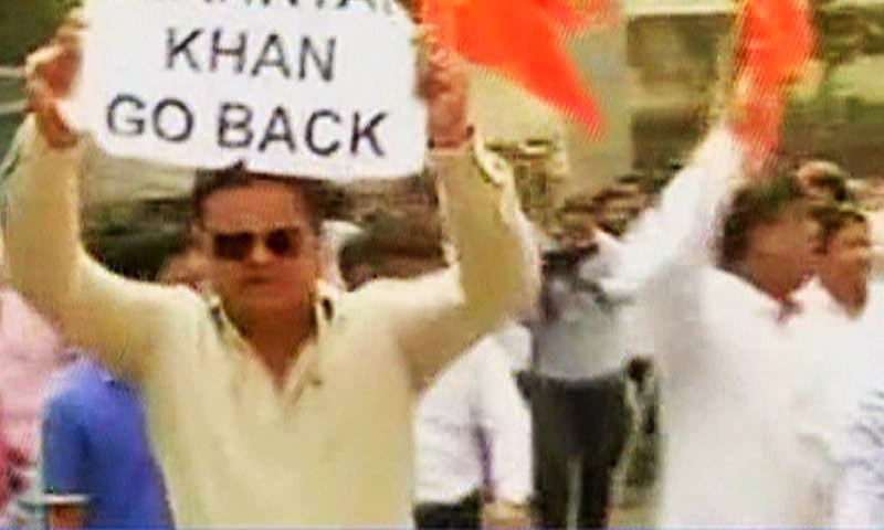 Shiv Sena activists crashed through the gates of BCCI office, holding posters that read 'Shaharyar Khan go back'. —DawnNews screengrab