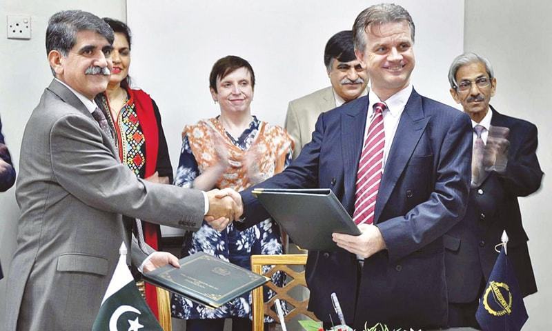 اقتصادی امور ڈویژن کے سیکریٹری محمد سلیم سیٹھی اور ایشین ڈویلپمنٹ بینک کے کنٹری ڈائریکٹر کے درمیان دستاویزات کا تبادلہ ہورہا ہے — فوٹو: اے پی پی