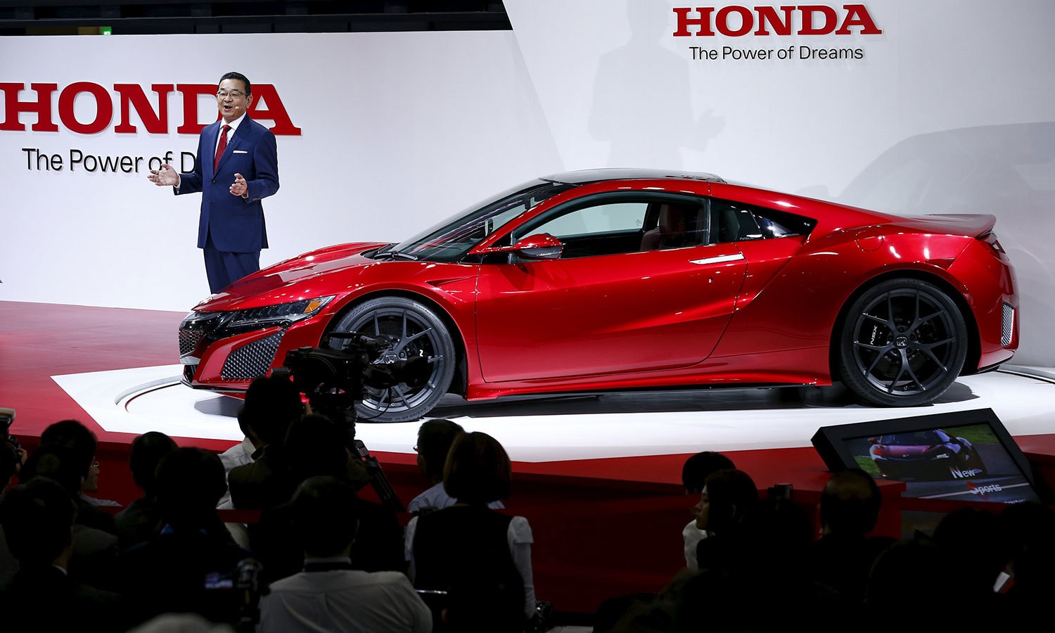 جاپان  کی کار بنانے والی کمپنی ہنڈا کے صدر اور سی ای او تاکاہیرو  نئی ہنڈا این ایس ایکس اسپورٹس کار متعارف کرارہے ہیں۔ فوٹو رائٹرز