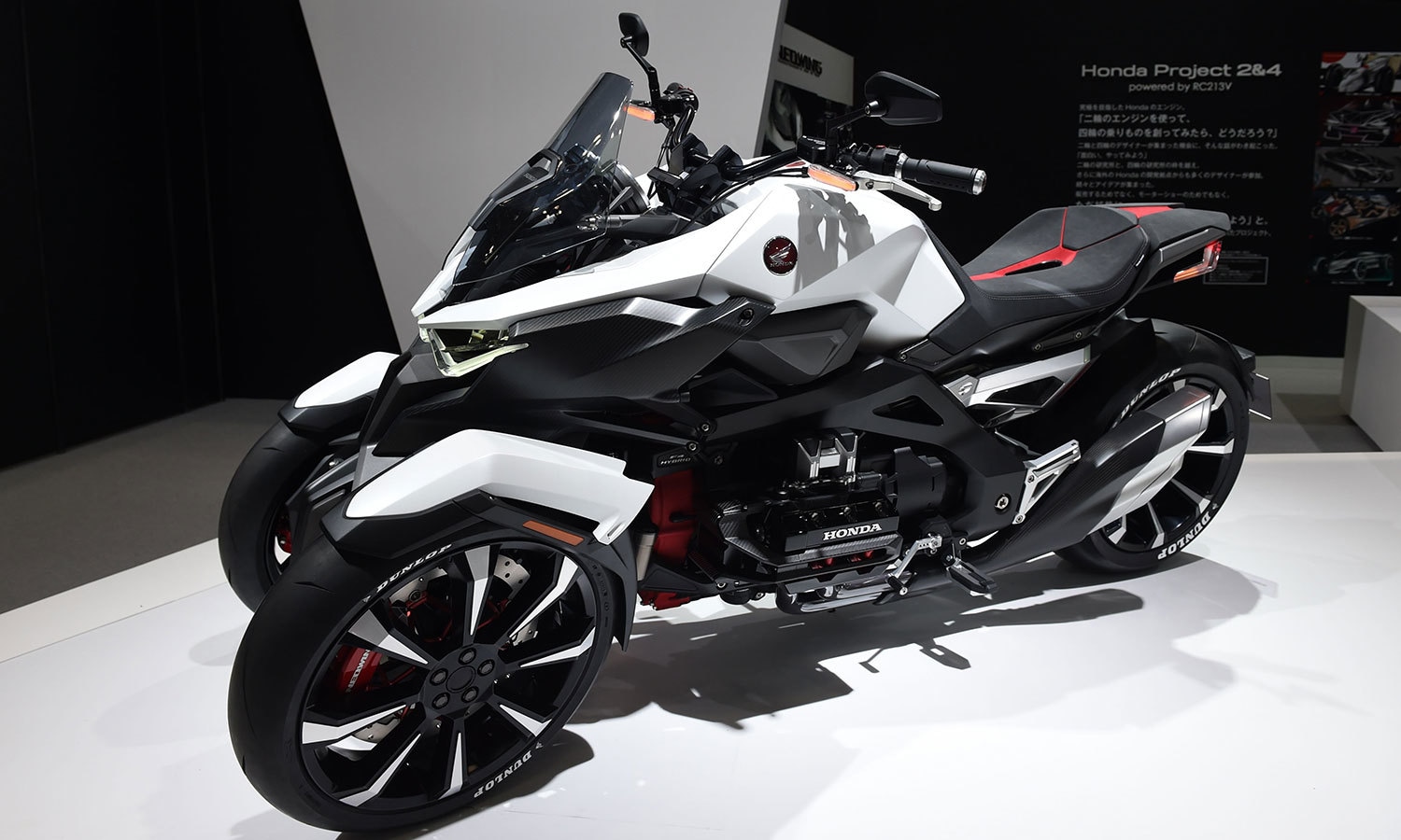 جاپان  کی کار بنانے والی کمپنی ہنڈا کی اسپورٹس ہائی بریڈ تھری ویلر "نیونگ"۔فوٹو اے ایف پی