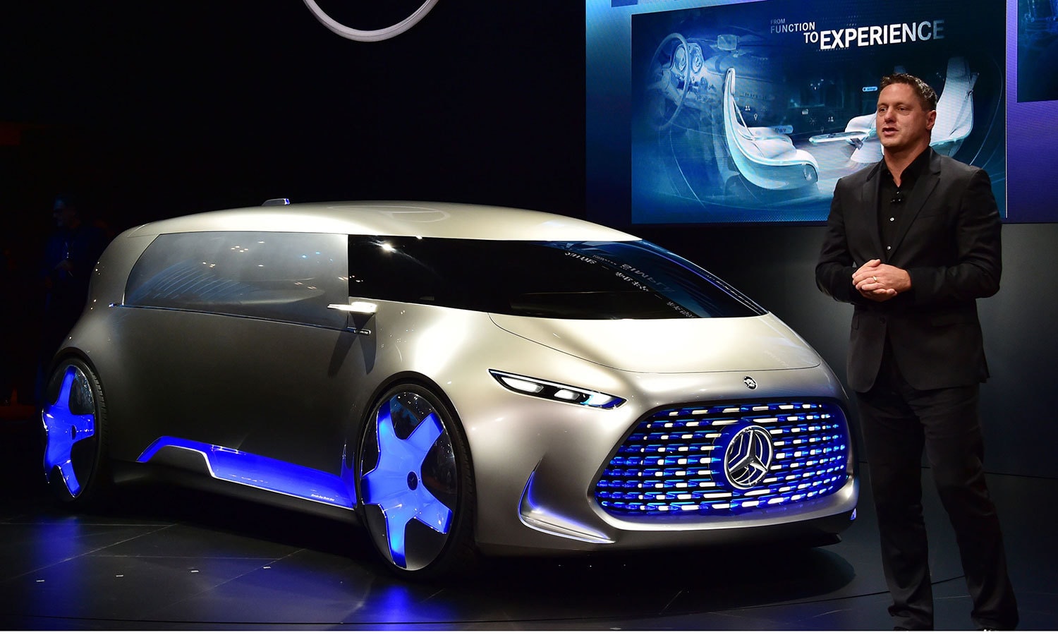 کار بنانے والی کمپنی مرسیڈیز بینز کے ڈیزائیننگ ہیڈ اگورڈن ویگنر نئی "ویژن ٹوکیو"کونسپٹ متعارف کروارہے ہیں۔ فوٹو اے ایف پی