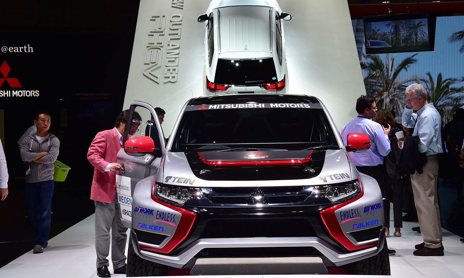 جاپانی کمپنی مٹسوبشی موٹرز کارپوریشن کی نئی "آئوٹ لینڈر پی ایچ ای وی" ہائی بریڈ گاڑی متعارف کرائی گئی۔ فوٹؤ اے ایف پی