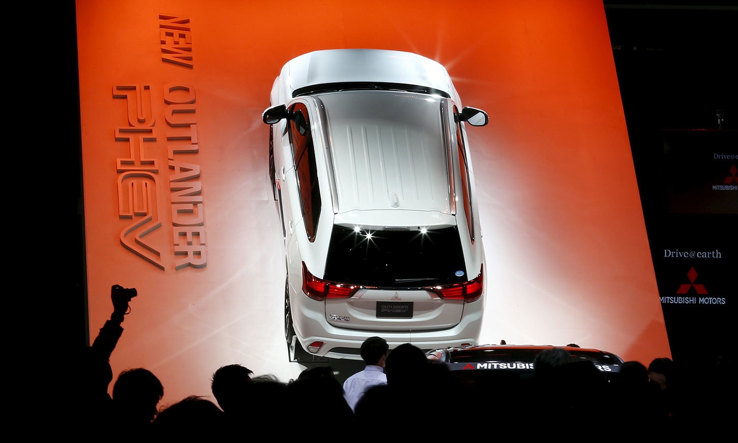 جاپانی کمپنی مٹسوبشی موٹرز کارپوریشن کی آئوٹ لینڈر ٌپی ایچ ای وی ہائی بریڈ الیکٹرک ایس یو وی۔ فوٹو رائٹرز