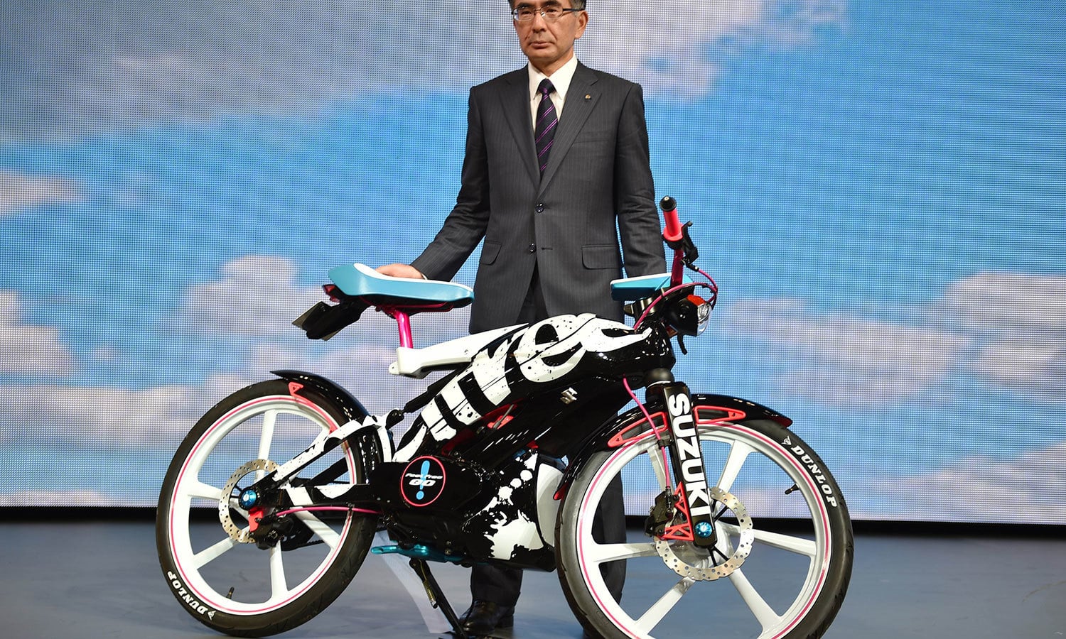 جاپانی کمپنی سوزوکی موٹر کے صدر توشیہرو سوزوکی بائیک"فری فری گو!" متعارف کرارہے ہیں۔ فوٹو اے ایف پی