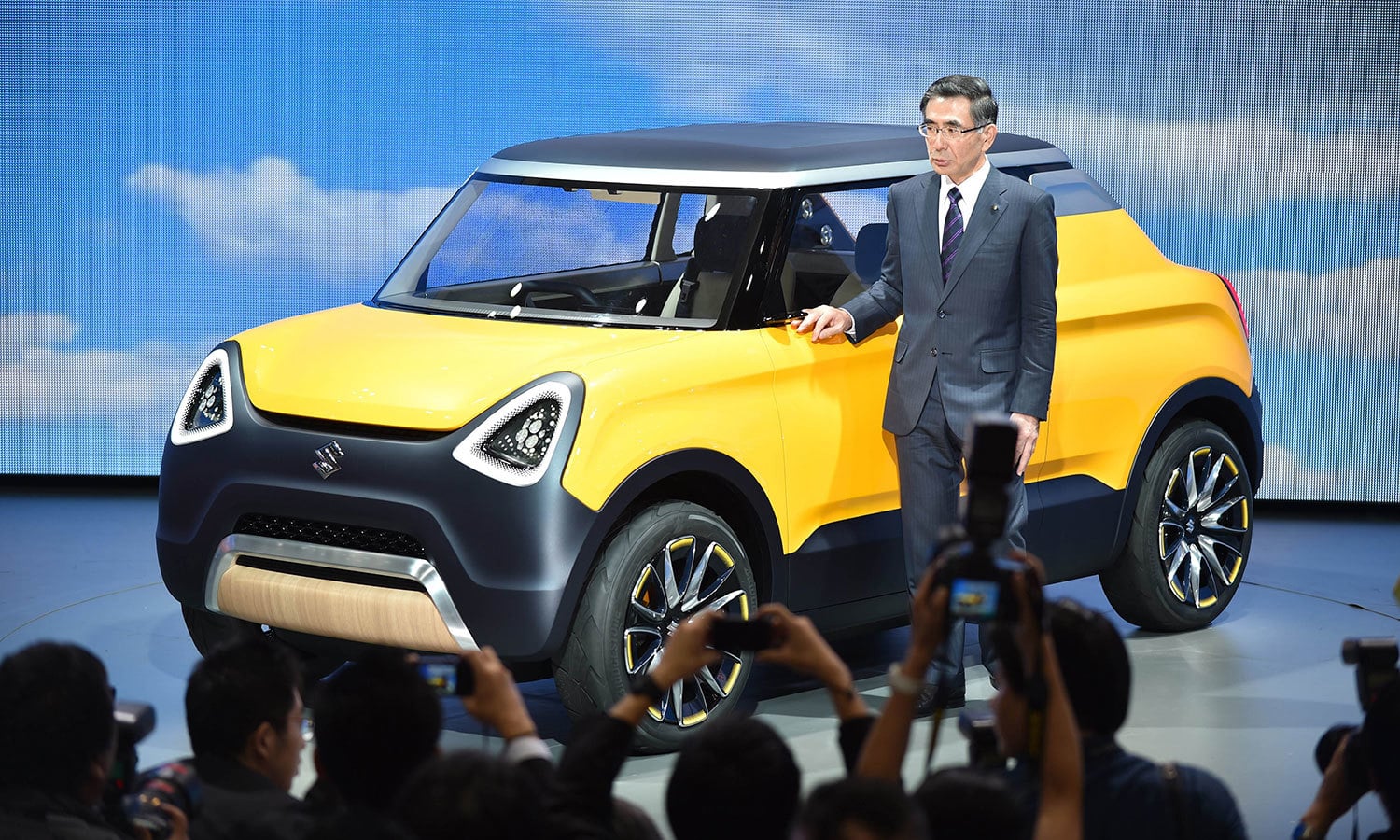 جاپانی کمپنی سوزوکی موٹر کے صدر توشیہرو سوزوکی بائیک"فری فری گو!" متعارف کرارہے ہیں۔ فوٹو اے ایف پی