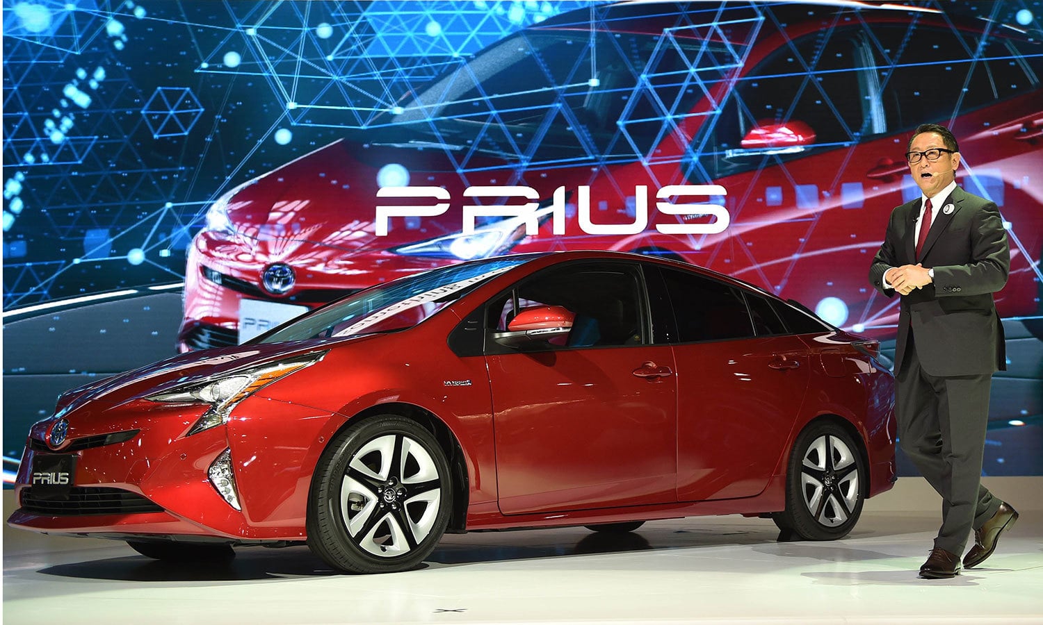 ٹویوٹا موٹرز کے صدر آکیو ٹویوڈا کمپنی کی نئی گاڑی ہائی بریڈ پریوس متعارف کرارہے ہیں۔ فوٹؤ اے ایف پی