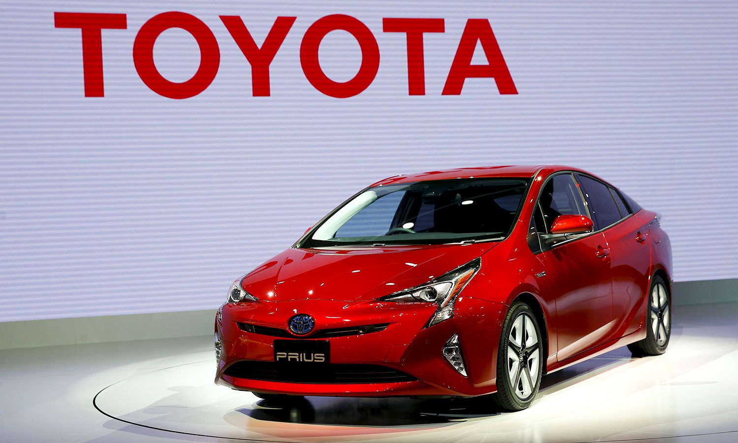 ٹویوٹا موٹرز کی نئی پریوس ہائی بریڈ کار۔ فوٹو رائٹرز