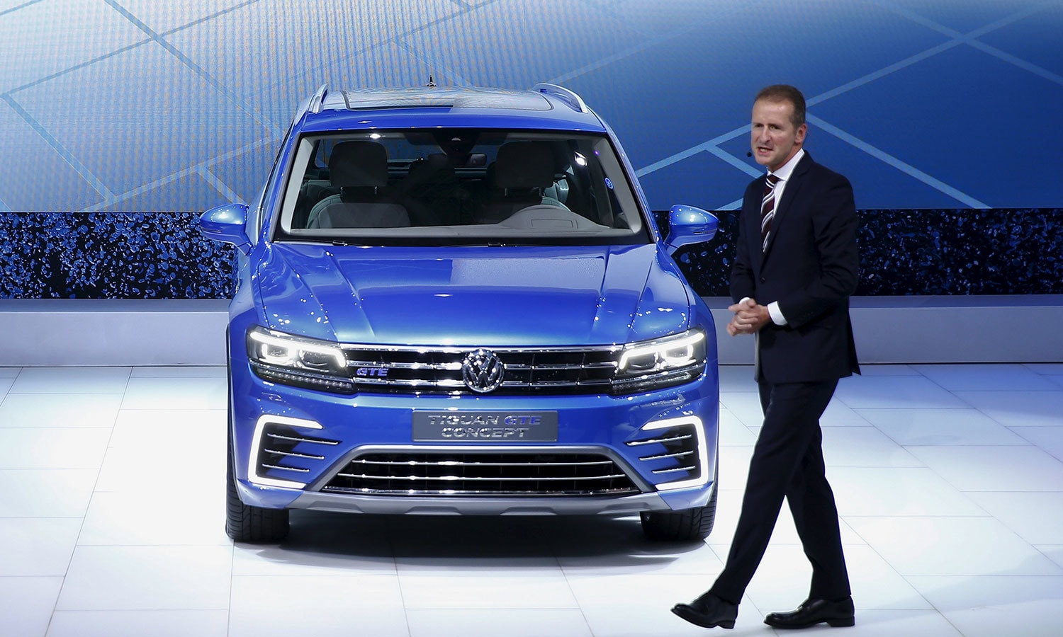 وولکس ویگن پسنجر کارز کے سی ای او ہربرٹ ڈائس نئی کار ٹیگیوان جی ٹٰی ای متعارف کروارہے ہیں۔ فوٹو رائٹرز