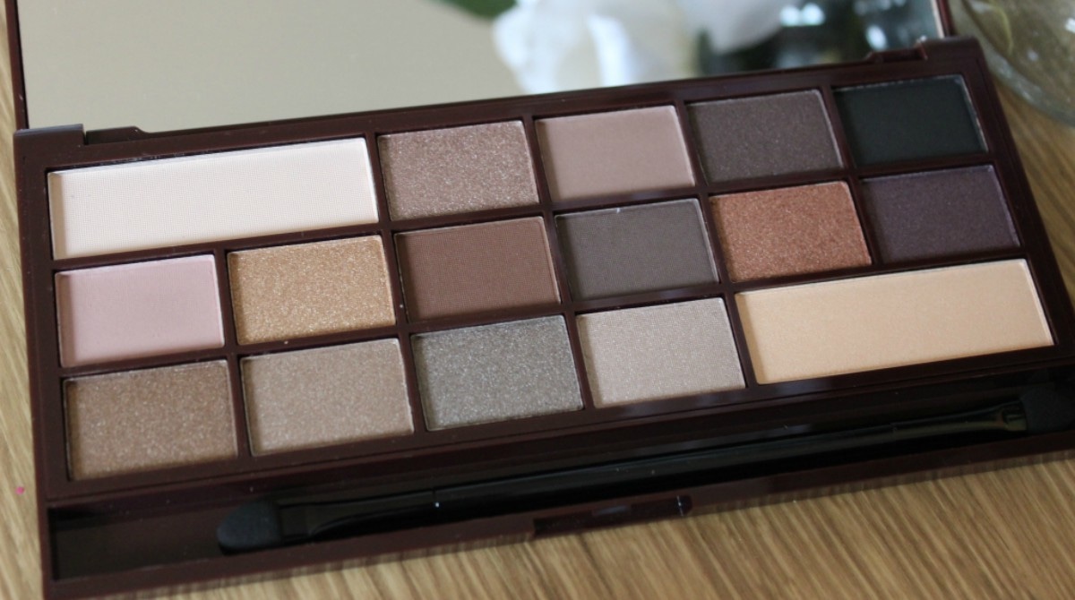 This palette is very similar to the Chocolate bar palettes by Too Faced