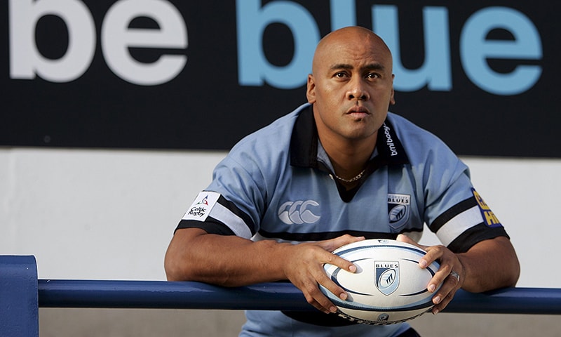 Cardiff Blues' new signing Jonah Lomu poses for photographers during a news conference in Cardiff, south Wales, November 14, 2005. &mdash; Reuters