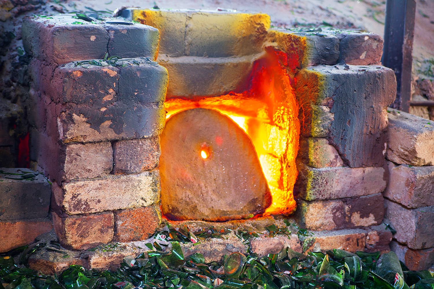 Furnaces to melt the glass during sadai.