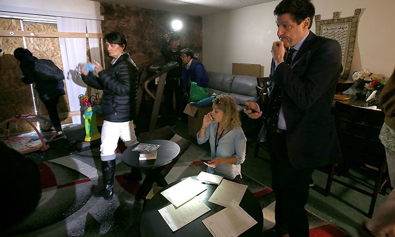 Reporters look through the living room inside the home of shooting suspect Syed Farook on December 4, 2015 in Redlands, California. Dozens of members of the media were let into the home of shooting suspect Syed Farook by the property owner. The San Bernardino community is mourning as police continue to investigate a mass shooting at the Inland Regional Center in San Bernardino that left at least 14 people dead and another 21 injured.   Justin Sullivan/Getty Images/AFP
== FOR NEWSPAPERS, INTERNET, TELCOS & TELEVISIO