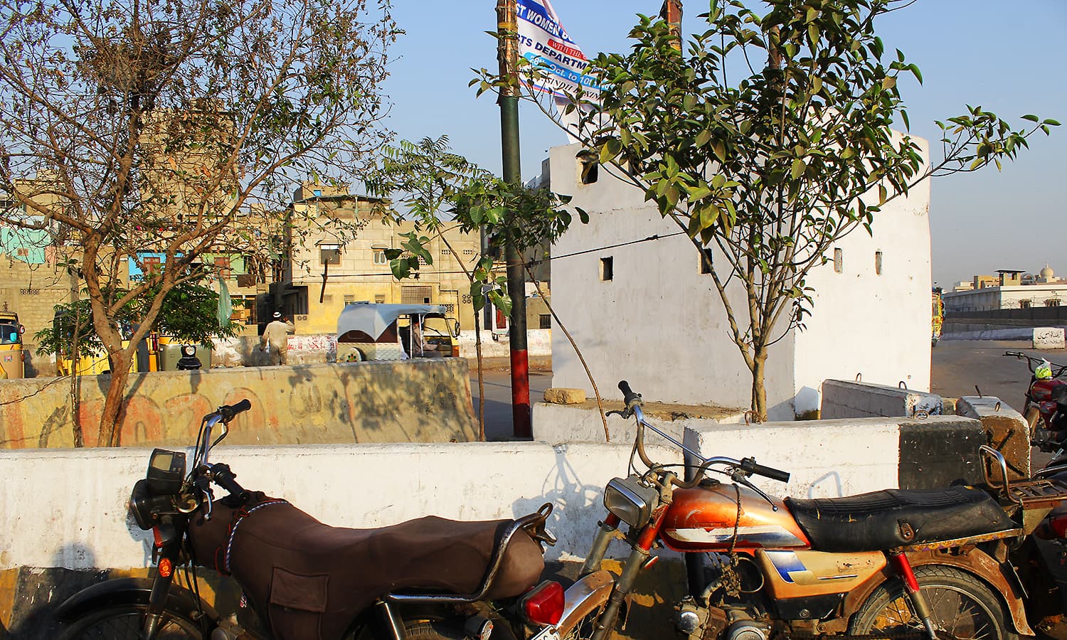 The police chowki at the Sher Shah intersection. ─ Photo by author