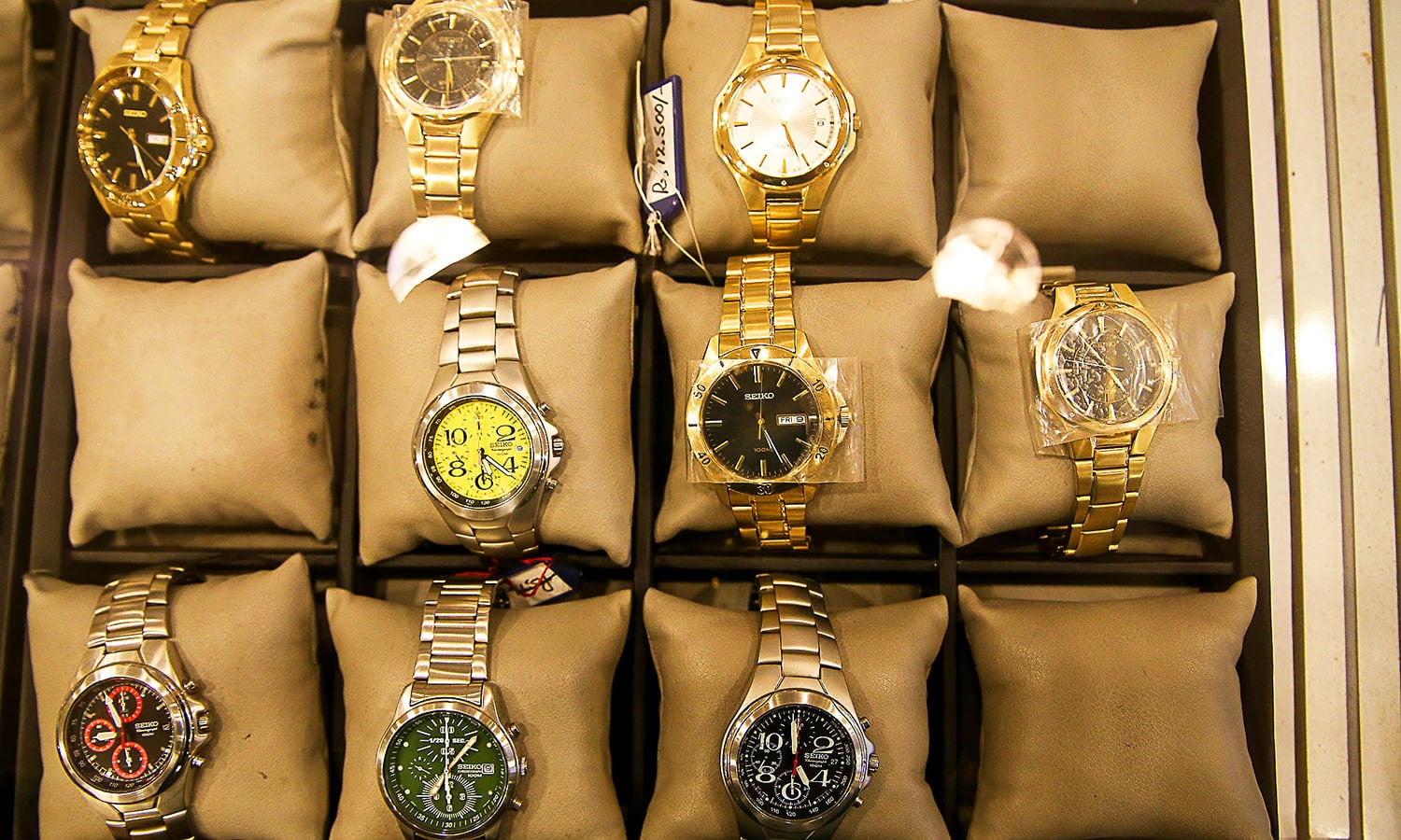 The different kinds of wristwatches with various aesthetic designs.