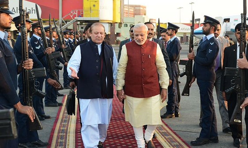 PM Nawaz received his Indian counterpart at Lahore airport.─ Photo: PM House