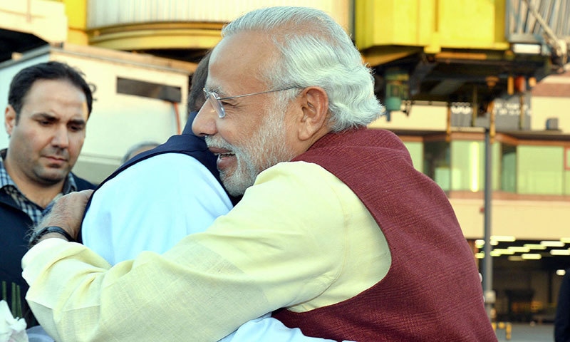 Indian Prime Minister, Narendra Modi (R) and Pakistan Prime Minister, Nawaz Sharif hug on meeting.─AFP