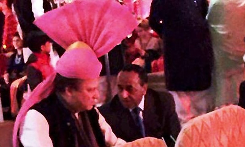 Indian PM Modi presented Nawaz a pink turban to wear on the occasion of his granddaughter's wedding. ─ Photo: PTI