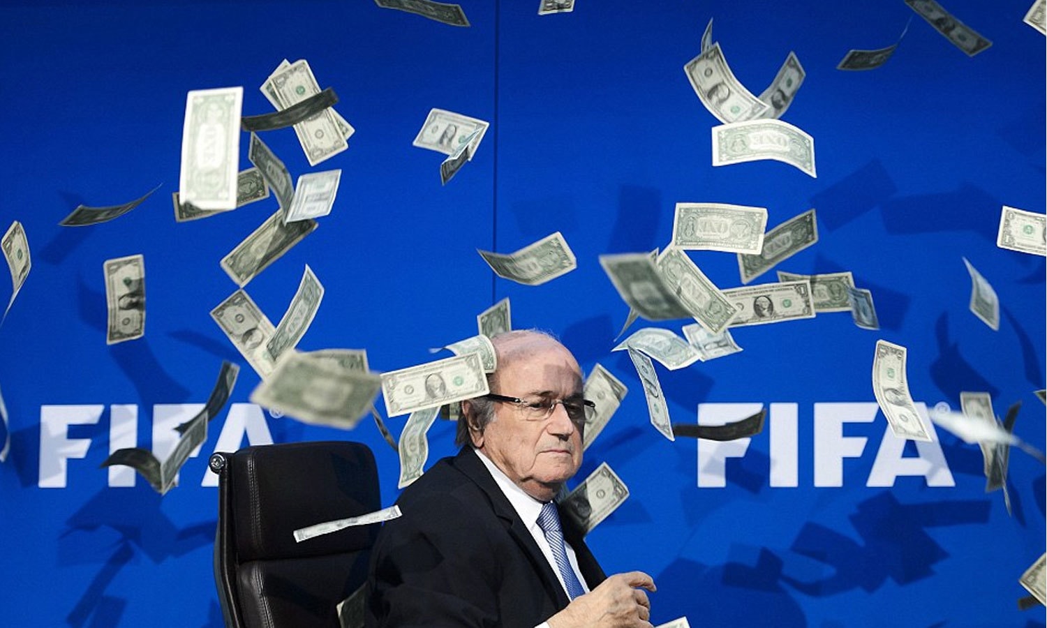 فیفا کے معطل صدر سیپ بلاٹر پر ایک پریس کانفرنس کے دوران احتجاجی طورپر ڈالر نچھاور کردئیے گئے تھے۔ فوٹو: اے ایف پی
