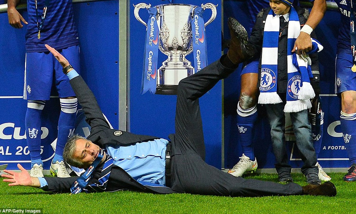 انگلش فٹ بال کلب چیلسی کے سابق منیجر جوز مورینہو لیگ کپ کے فائنل میں ٹوٹنہم کے خلاف 2-0 کی کامیابی کے بعد ٹرافی دینے کی تقریب کے دوران زمین پر گر پڑے۔ فوٹو: اے ایف پی