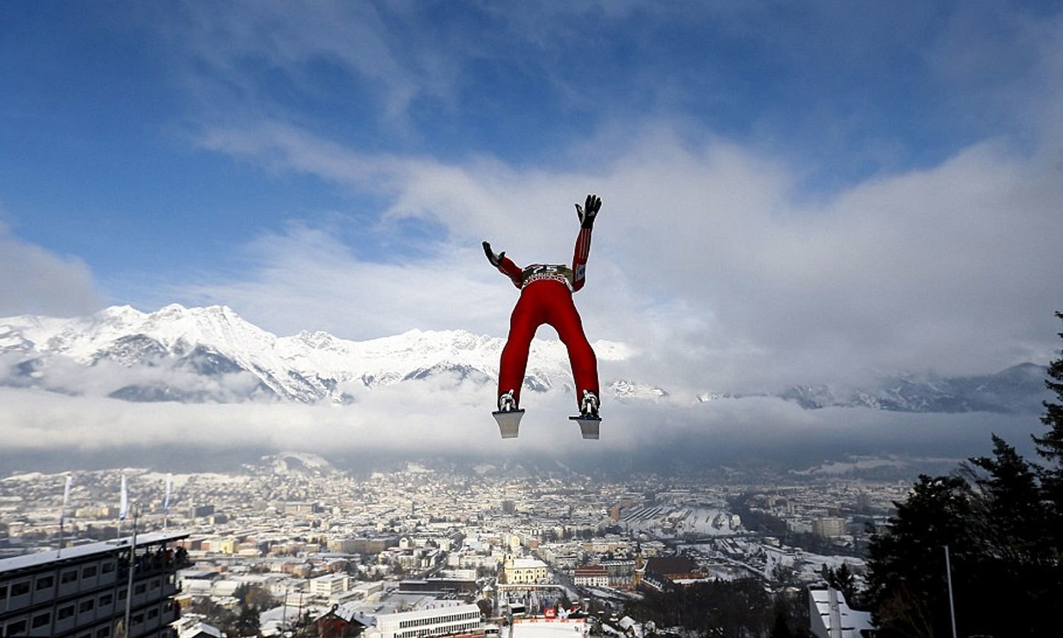 ناروے کے آندریس فینمیل آسٹریا میں اسکی جمپنگ ٹورنامنٹ کی تریبت کے دوران فضا ؤں میں محو ہیں۔ فوٹو: رائٹرز