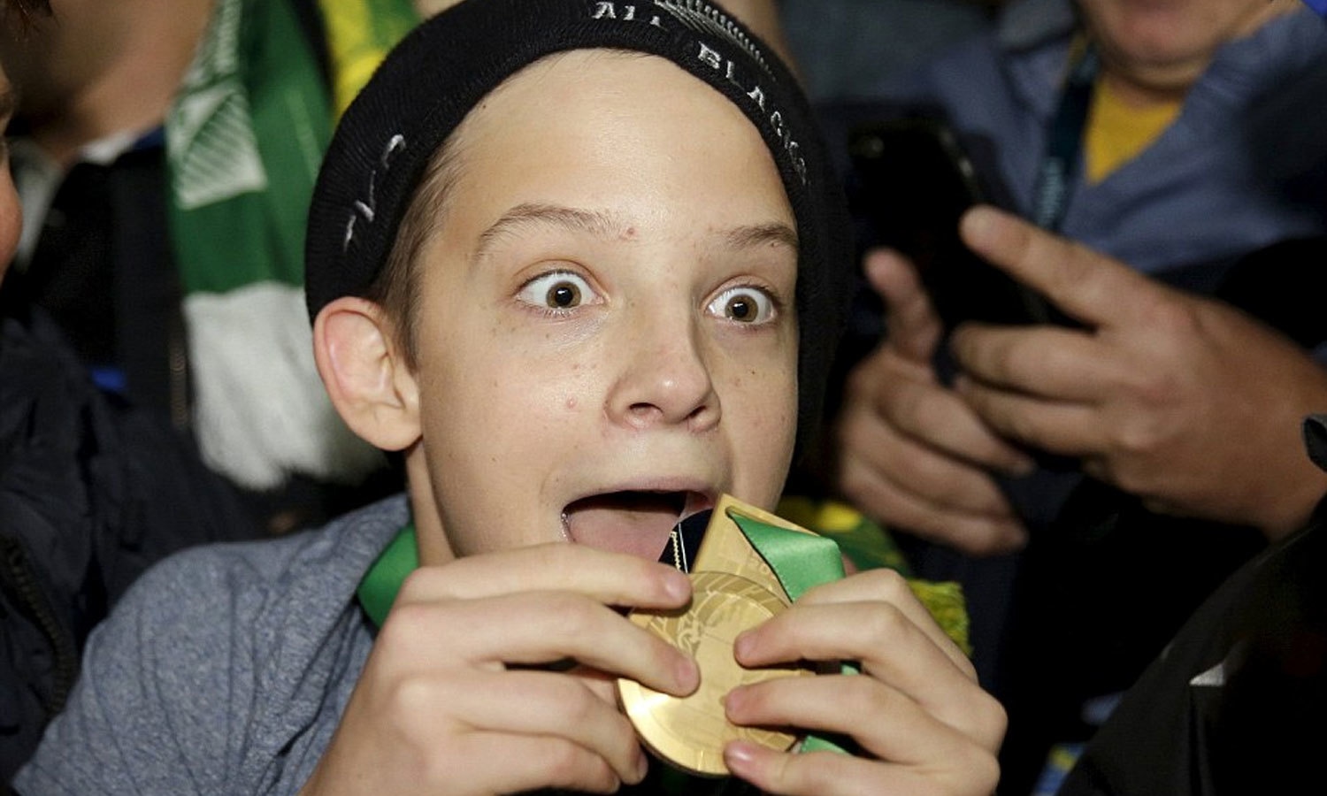 ایک بچہ رگبی ورلڈ کپ کے فائنل میں کامیابی کے بعد نیوزی لینڈ کے سونی بل ولیمز کی جانب سے  دیے گئے میڈل کی حیرت سے دیکھ رہا ہے۔ فوٹو رائٹرز