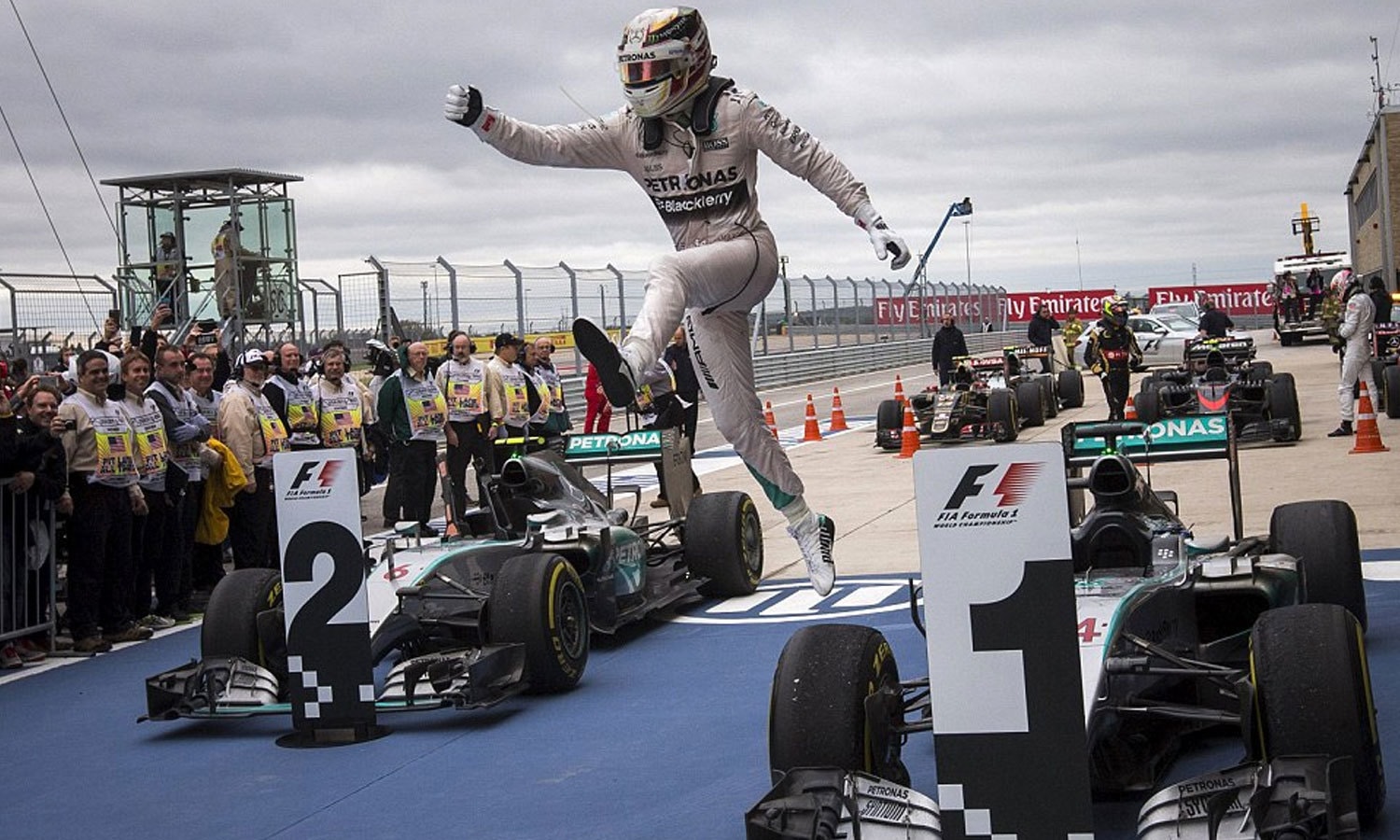 لیوس ہملٹن یو ایس گراں پری میں کامیابی کے بعد اپنی کار سے چھلانگ رہے ہیں۔ فوٹو رائٹرز