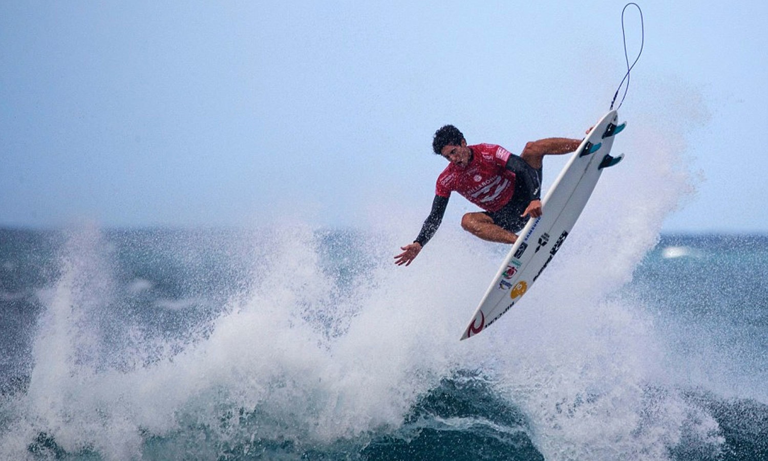 برازیل کے سرفر گیبرئیل میڈینا ہوائی میں منعقدہ مقابلے میں اپنے فن کا مظاہرہ کررہے ہیں۔فوٹو اے ایف پی