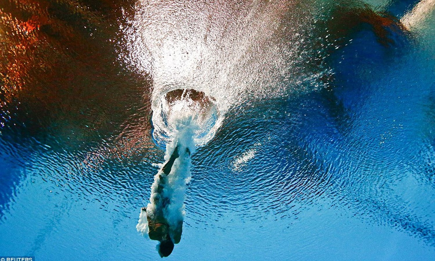 جولائی 2015 میں روس کے شہر کازان میں اکوانٹس ورلڈ چمپی شپ میں اٹلی کی تانیا کیگنوٹو پانی میں غوطہ لگا رہی ہیں۔ فوٹو: رائٹرز