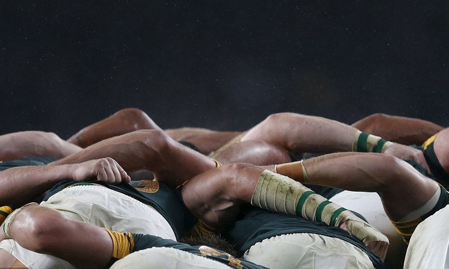 ۔ رگبی ورلڈکپ کے ایک میچ جنوبی افریقہ کے کھلاڑی نیوزی لینڈ کے ساتھ مقابلے کی تیاری کررہے ہیں۔ فوٹو : رائٹرز