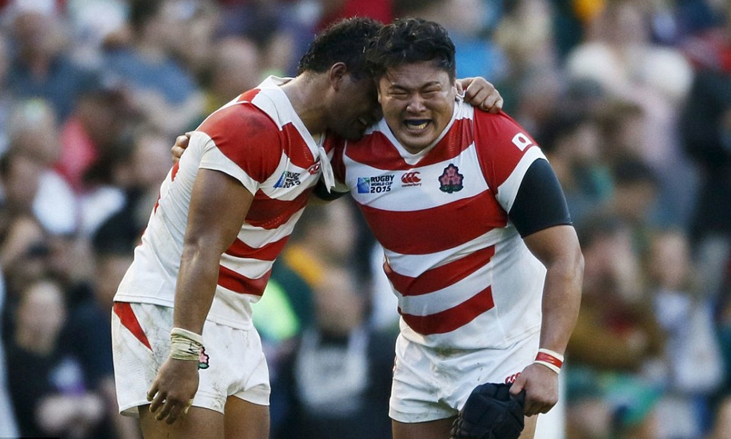 رگبی ورلڈکپ میں جاپانی کھلاڑی اپنے مضبوط حریف جنوبی افریقہ کو اپ سیٹ شکست دینے کے بعد جیت کا جشن مناتے ہوئے خوشی کے آنسو بہاتے ہوئے۔ فوٹو رائٹرز