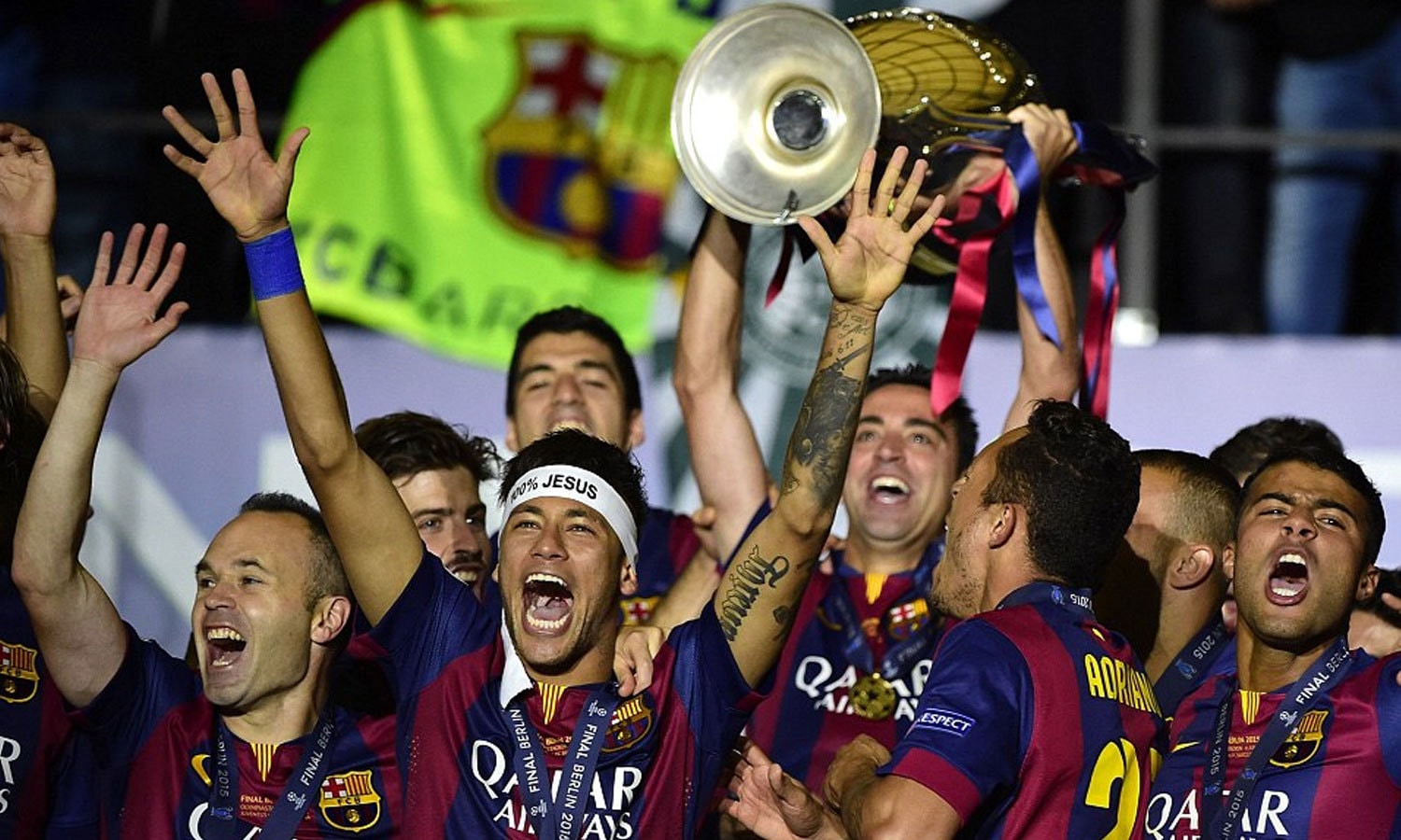 جرمنی کے دارالحکومت برلن میں چمپیئنز لیگ کی فاتح اسپین کے کلب بارسلونا کی ٹیم ٹرافی اٹھائے جشن منا رہی ہے۔ فوٹو اےایف پی