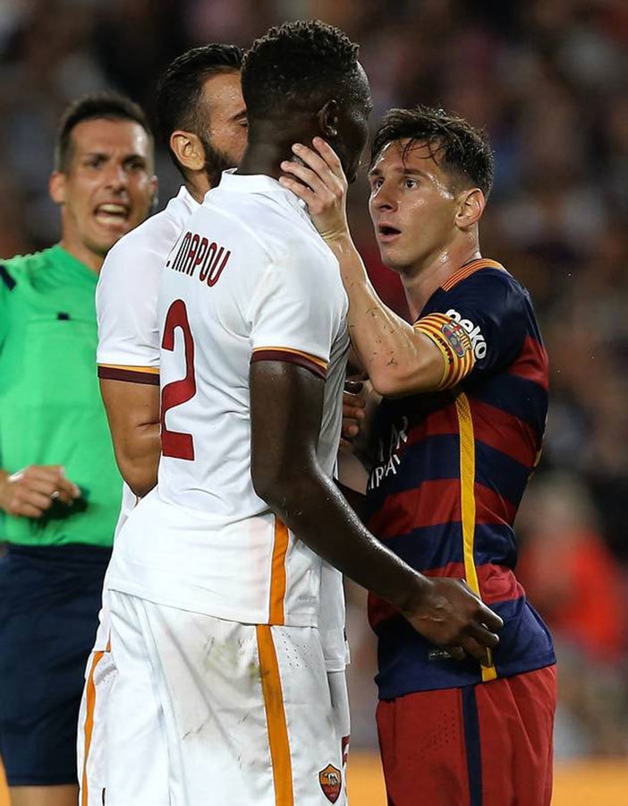 تحمل مزاجی کیلئے مشہور اسٹار فٹبالر لیونل میسی بارسلونا اور روما کے درمیان کھیلے گئے ایک دوستانہ میچ میں آپے سے باہر ہو کر روما کے کھلاڑی موپو ینگا ایم بیوا سے دست و گریباں ہو گئے. فوٹو اے پی