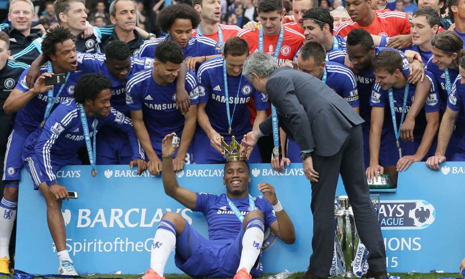 انگلش پریمیئر لیگ 2015 جیتنے کے بعد چیلسی کی ٹیم کا ٹرافی کے ہمراہ خوبصورت گروپ فوٹو۔ فوٹو اے پی