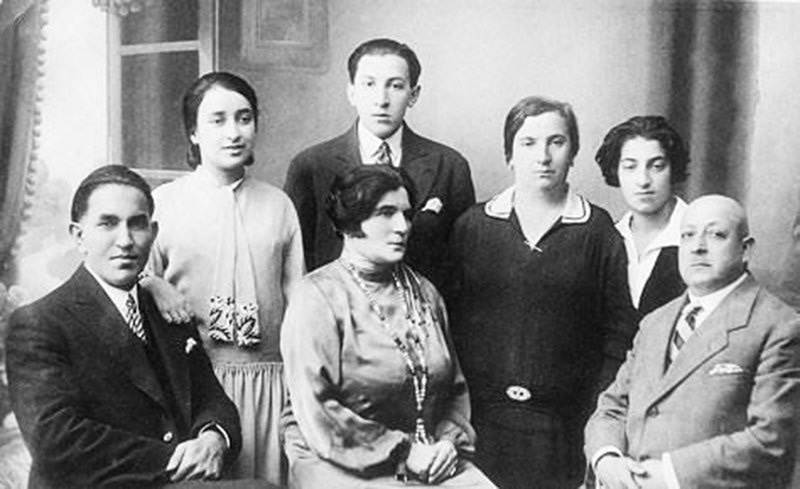 The Hamieds with Luba’s family in 1929. In the centre are Luba’s brother Zorach and aunt. Zorach Derczanski came to India in 1934. The aunt came to India in 1938 and was joined there in 1946 by her non-Jewish husband Arthur Taenzler, a German flying ace in World War I.