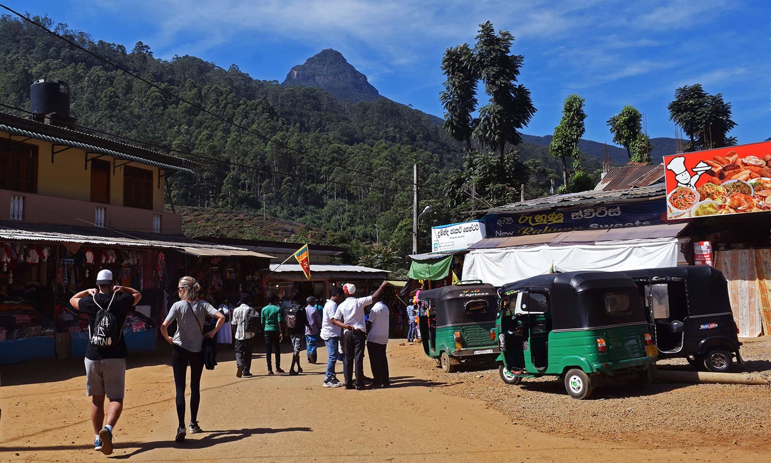 The Dalhousie bus stop and the starting point to walk to Adam's Peak. ─Photo by the author