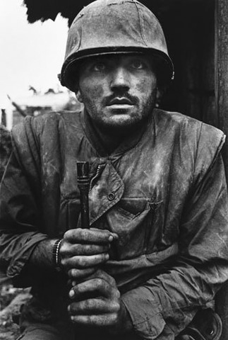 A shell-shocked US marine in Vietnam (1968) &mdash; a famous photo by Don McCullin