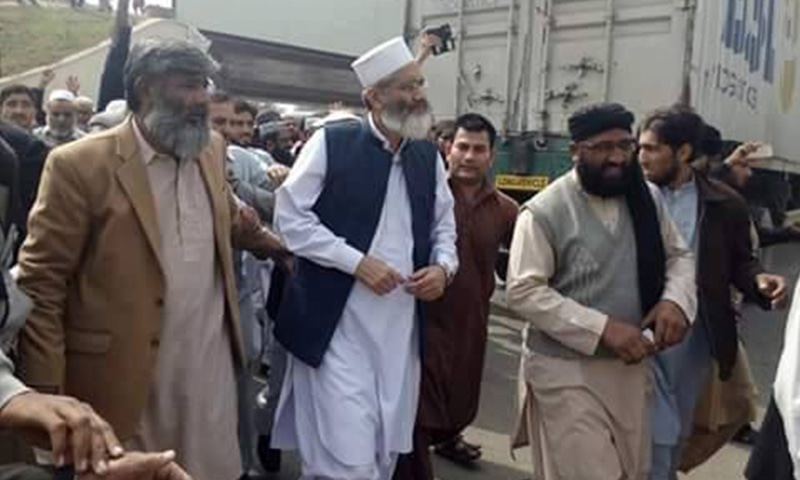 جماعت اسلامی کے امیر سراج الحق بھی جنازے میں شرکت کی &mdash; فوٹو : سوشل میڈیا